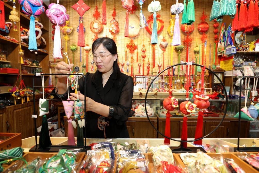 2025年5月25日，安徽省淮北市，非遺香包上貨架。（圖片來(lái)源：視覺(jué)中國(guó)）