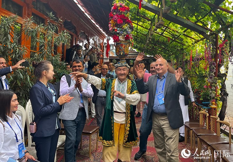 5月24日，外國媒體人在伊寧市喀贊其民俗旅游區(qū)參觀體驗。 人民網記者 翟轉麗攝