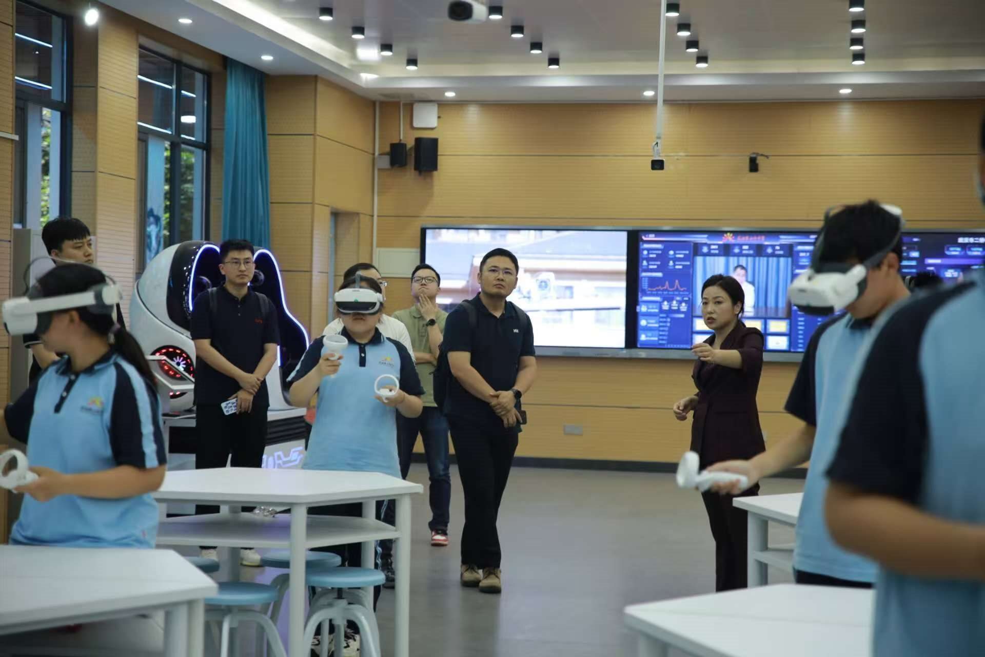 二橋中學學生在應用VR設備學習。主辦方供圖