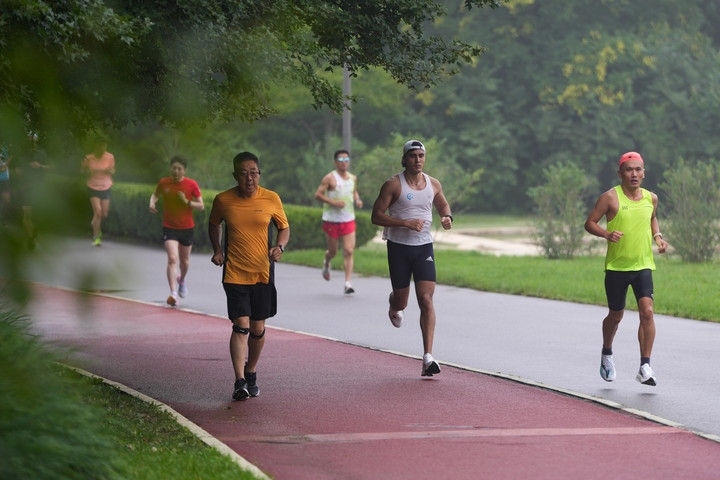 2024年7月14日，市民在北京中軸線延長線上的奧林匹克森林公園運動鍛煉。