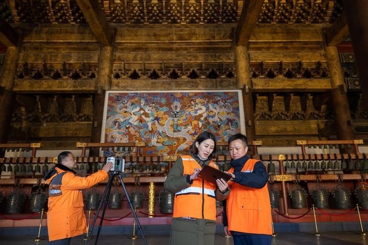 北京市測繪設(shè)計研究院團隊在太廟測繪（2023年2月19日攝）。2020年9月起，北京市測繪設(shè)計研究院的技術(shù)團隊開展了北京中軸線遺產(chǎn)點實地測繪，從文物保護、環(huán)境整治、文物騰退等方面為北京中軸線申遺提供空間數(shù)據(jù)底板。