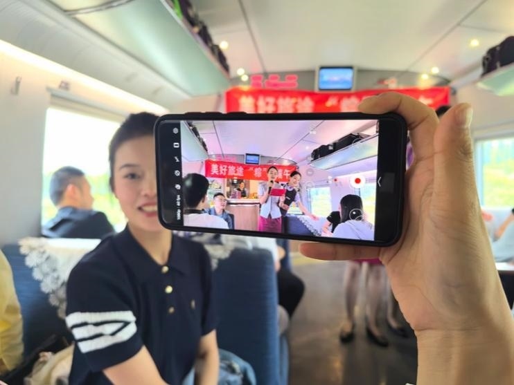 在活動中，旅客紛紛舉起手機拍攝。顏笑攝