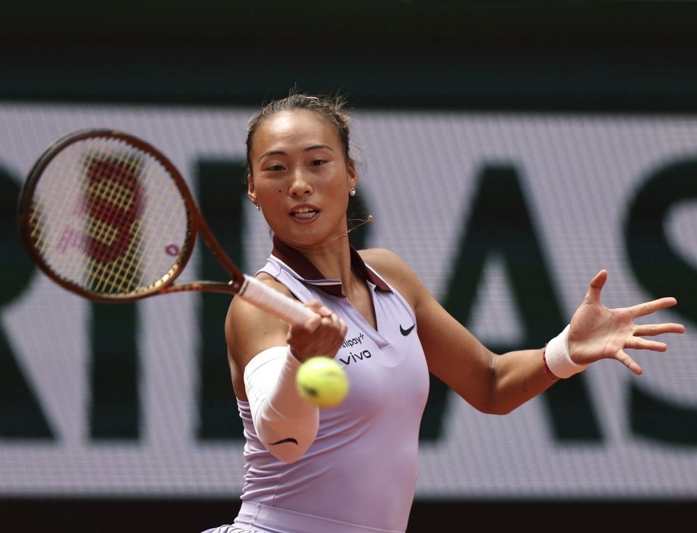 6月1日，鄭欽文在比賽中回球。新華社記者 李京 攝