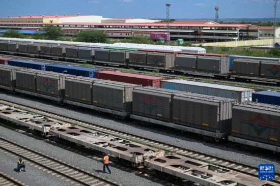 5月31日，在蒙內(nèi)鐵路內(nèi)羅畢站到發(fā)場，鐵路工人在鐵道旁巡檢。新華社記者 楊光 攝