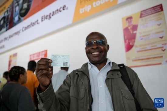 5月31日，在蒙內(nèi)鐵路內(nèi)羅畢站，一名前往蒙巴薩的乘客展示車票。新華社記者 楊光 攝