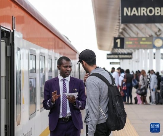 5月31日，在蒙內(nèi)鐵路內(nèi)羅畢站，乘務員為乘客檢票。新華社記者 李亞輝 攝