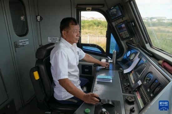 5月31日，在蒙內(nèi)鐵路內(nèi)羅畢站，機車駕駛員蔣立平在即將開往蒙巴薩的E2次列車上進行準備工作。新華社記者 楊光 攝