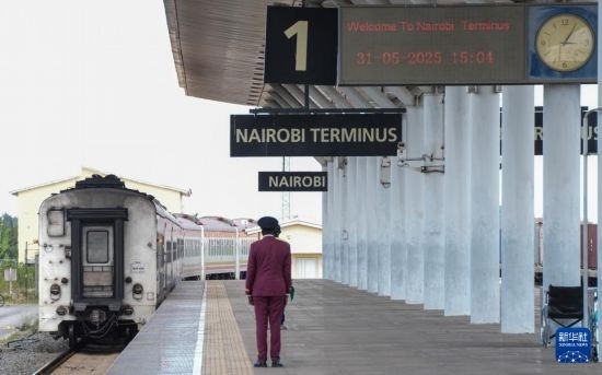 5月31日，在蒙內(nèi)鐵路內(nèi)羅畢站，工作人員目送開往蒙巴薩的E2次列車駛離站臺。新華社記者 李亞輝 攝