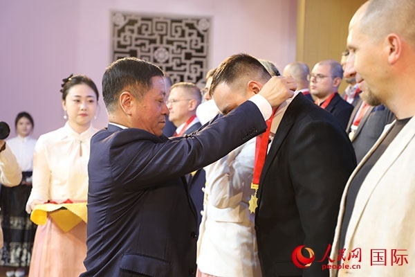 中國駐俄羅斯大使張漢暉為獲獎者頒獎。人民網記者 肖新新攝