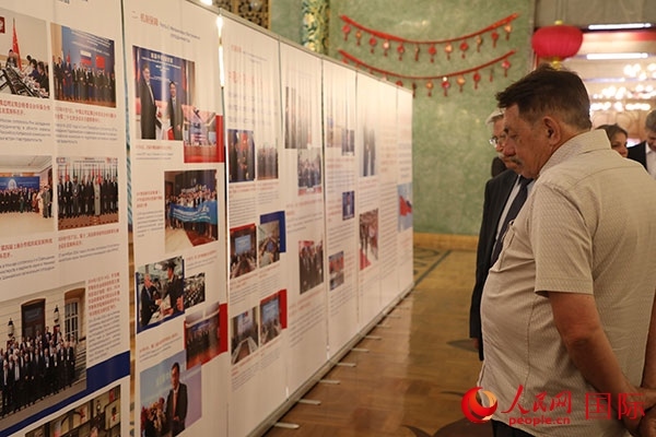 與會嘉賓參觀中俄科技創(chuàng)新合作圖片展。人民網記者 肖新新攝