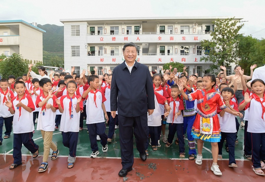 2020年9月16日，在湖南郴州市汝城縣文明瑤族鄉(xiāng)第一片小學(xué)，師生們簇擁著習(xí)近平總書記步出校園。新華社記者 李學(xué)仁 攝