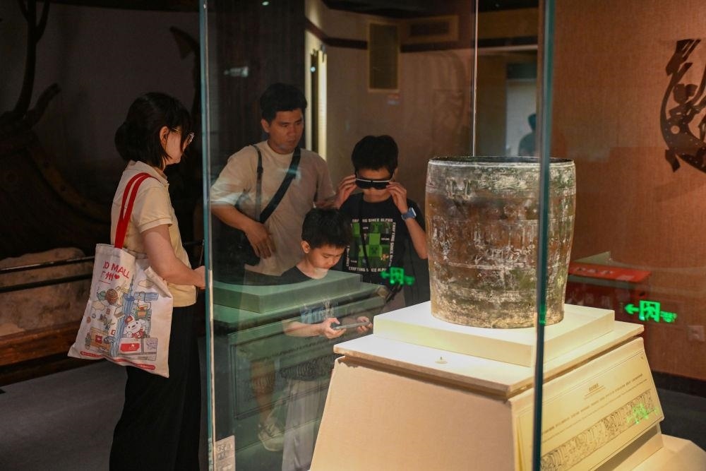 △2025年5月18日，游客在廣東廣州南越王博物院（王墓展區(qū)）體驗(yàn)AR眼鏡智慧導(dǎo)覽服務(wù)。