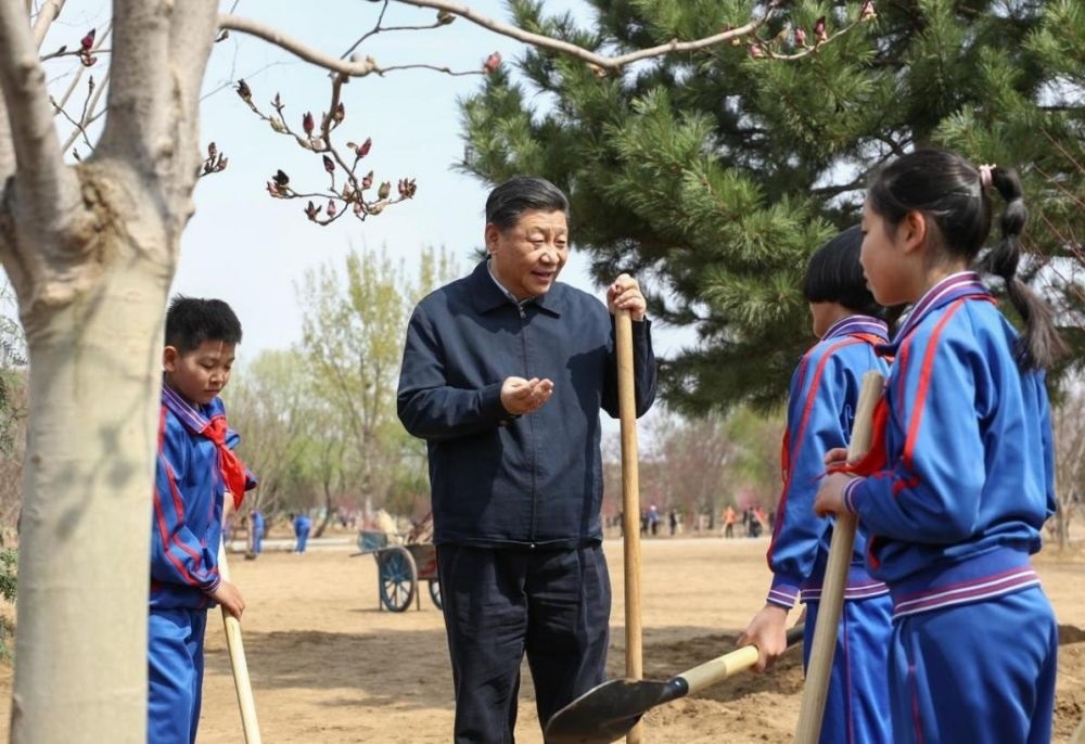 2019年4月8日，習(xí)近平總書記參加首都義務(wù)植樹活動。這是習(xí)近平總書記同少先隊員在一起。新華社記者 鞠鵬 攝
