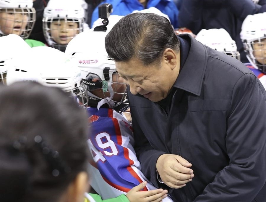 2017年2月24日，習(xí)近平總書記在北京五棵松體育中心考察時同青少年冰球愛好者“撞肩”，表示相互問候。新華社記者 丁林 攝