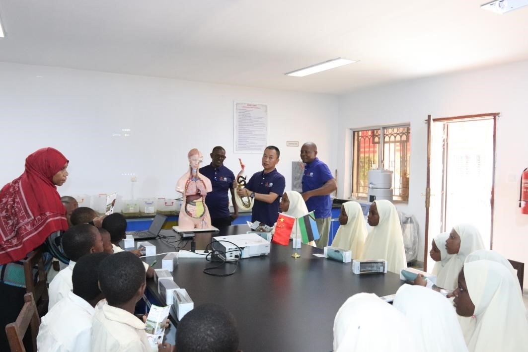 血吸蟲病健康教育講座。施亮攝