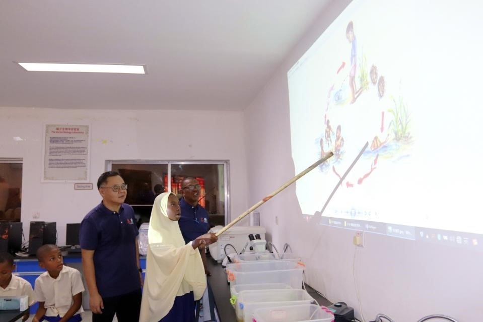 血吸蟲病健康教育講座。施亮攝