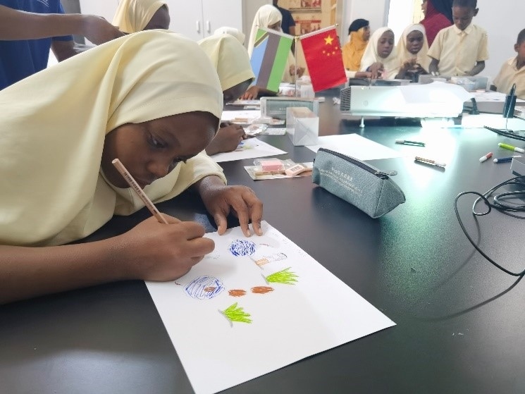 學(xué)生踴躍參與繪畫活動。施亮攝