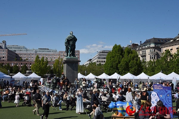 “你好！中國”端午游園會在斯德哥爾摩國王花園廣場舉辦。人民網(wǎng)記者 殷淼攝