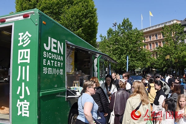 中國美食攤。人民網(wǎng)記者 殷淼攝