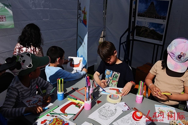 端午文化體驗—龍舟圖片填色。人民網(wǎng)記者 殷淼攝