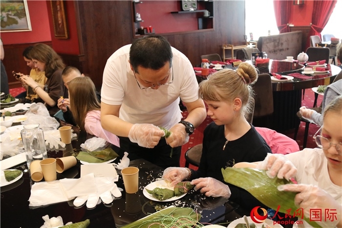 烏克蘭兒童學(xué)習(xí)體驗(yàn)包粽子。人民網(wǎng)記者蔡子暢攝