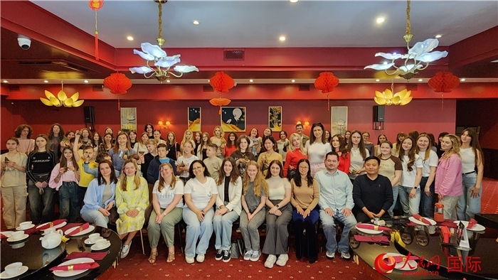 “慶端午學(xué)中文”活動(dòng)全體合照。人民網(wǎng)記者蔡子暢攝