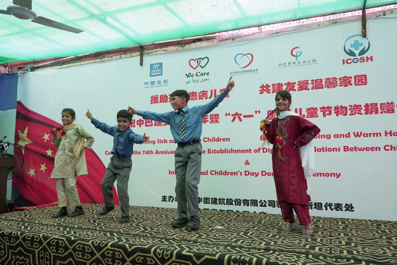 受捐孤兒在活動(dòng)現(xiàn)場(chǎng)表演自己創(chuàng)作的舞蹈節(jié)目。瓦加斯·阿赫邁德攝