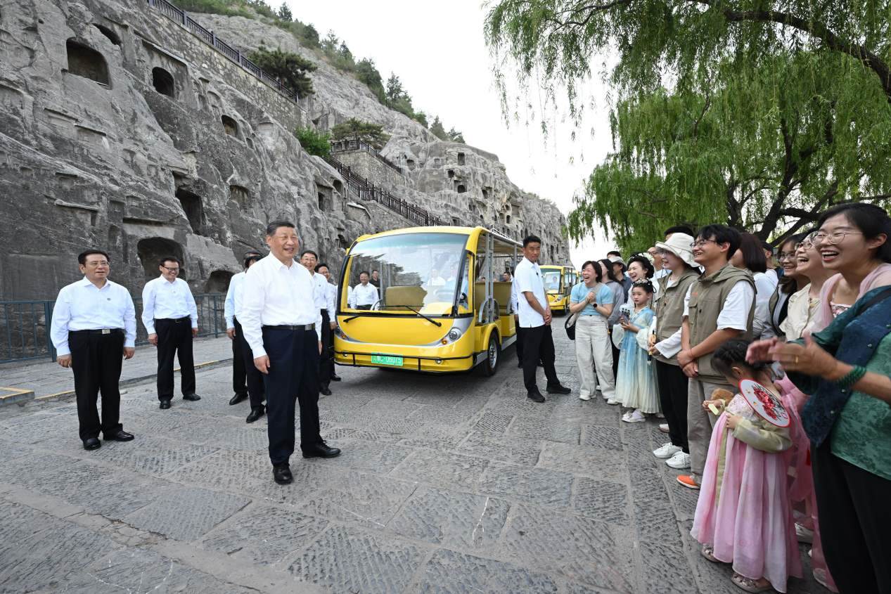 5月19日，習(xí)近平在洛陽龍門石窟考察時(shí)，同游客親切交流。