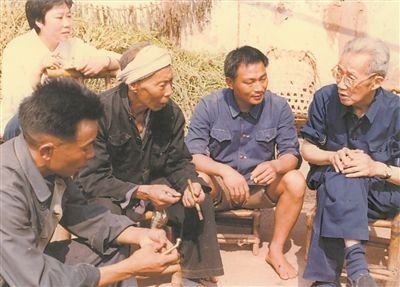 侯光炯（右一）和農(nóng)民在一起親切交流。 西南大學檔案館供圖