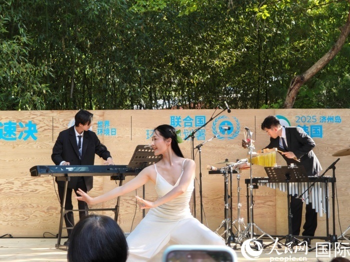 《舞，自然》舞蹈表演。人民網(wǎng)記者 李明攝