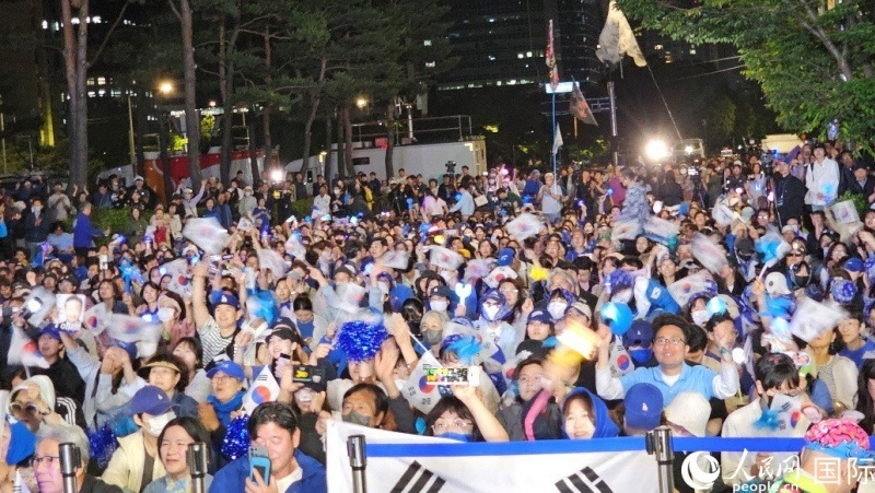 當(dāng)?shù)貢r(shí)間4日凌晨，李在明支持者們聚集在國(guó)會(huì)前等待計(jì)票結(jié)果。人民網(wǎng) 柳美鉉攝