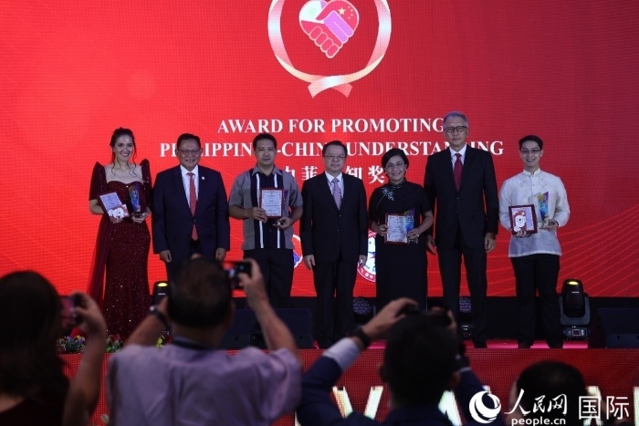 黃溪連大使和菲中了解協(xié)會主席與榮獲“友誼獎”的獲獎?wù)吆嫌傲裟?。人民網(wǎng)記者 樊帆攝