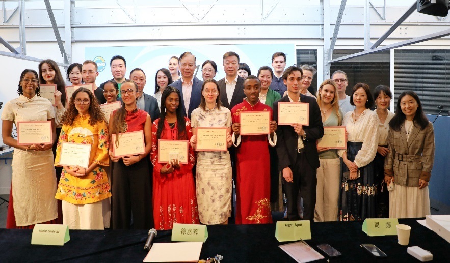 圖1：中國駐法使館公使陳力、教育公參周家貴與比賽師生、評委合影（圖片：巴黎西岱大學孔子學院）
